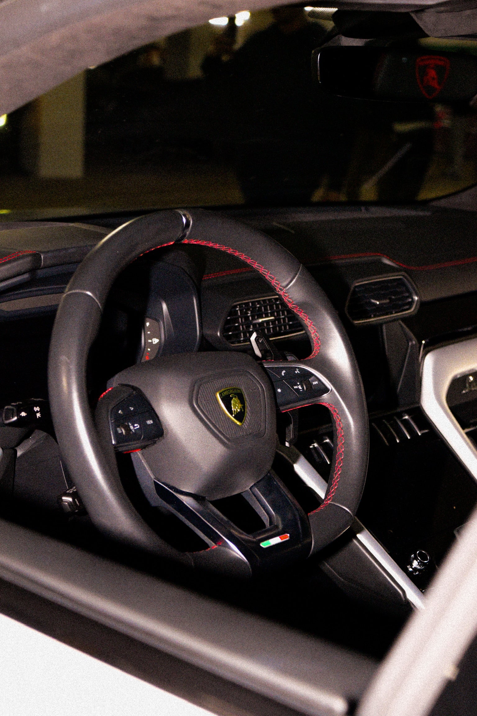 Lamborghini Urus (w/ Starlights)